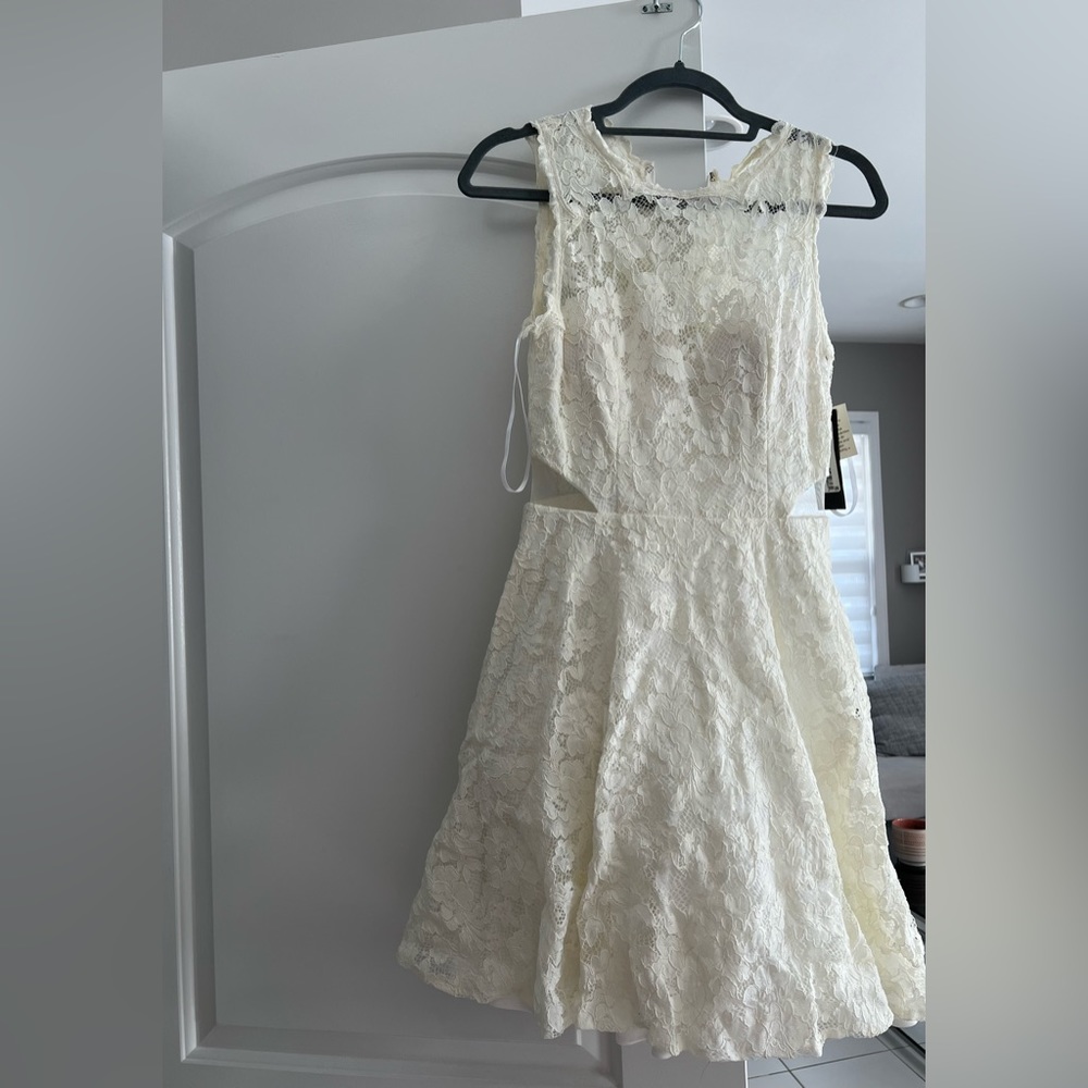 Ivory Lace Xscape dress brand new never worn with tag